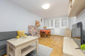 Spacious & Bright Apartment in Solec by Noclegi Renters
